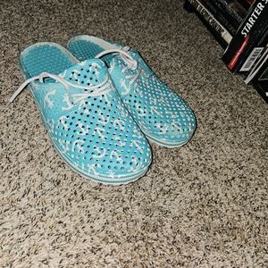 Outside slippers - size 10, Comer resort wear